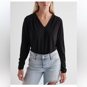 Black Skimming V-Neck Long Sleeve Pleated Shoulder Top express womens NEW